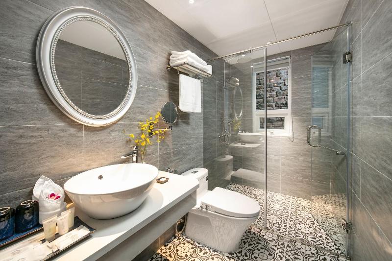Shining Central Hotel & Spa image