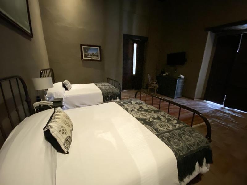 DOUBLE TWO QUEEN BEDS