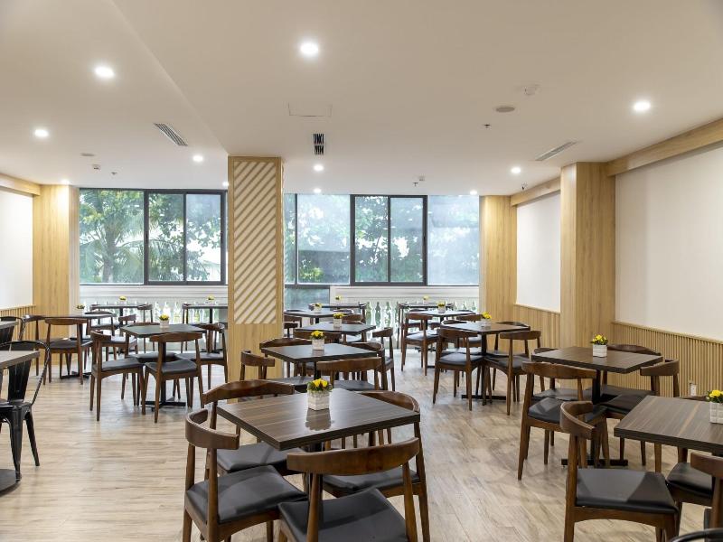 Seven Seas Hotel And Apartment image