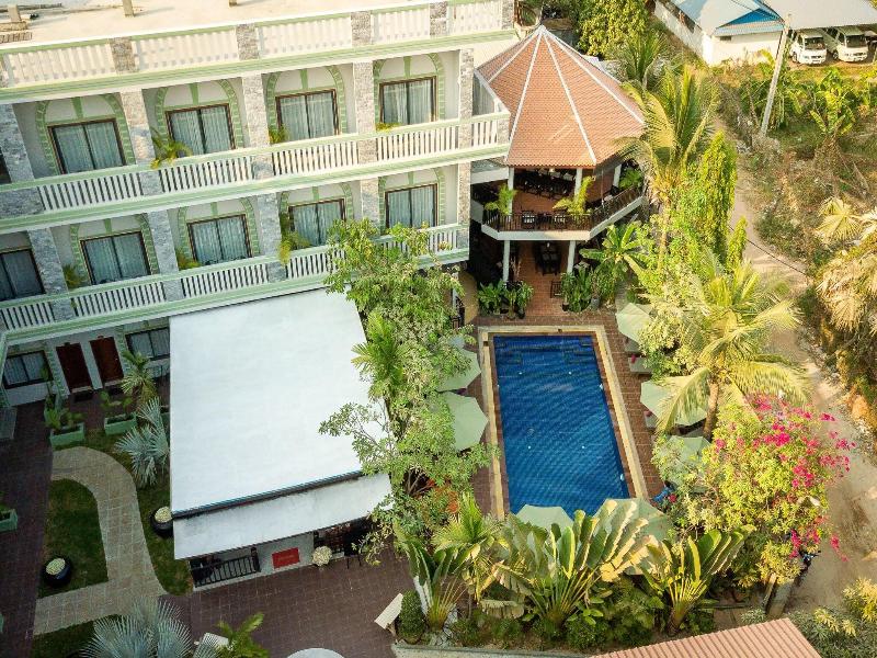 Reveal Courtyard In Reveal Angkor image