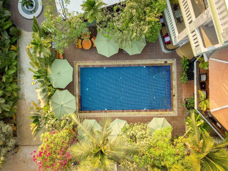Reveal Courtyard In Reveal Angkor image