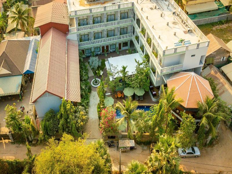 Reveal Courtyard In Reveal Angkor image