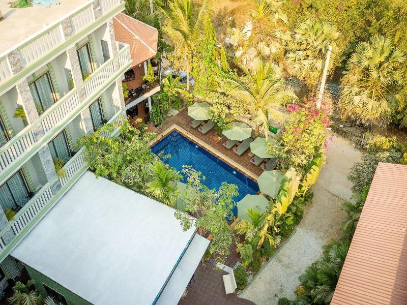 Reveal Courtyard In Reveal Angkor image