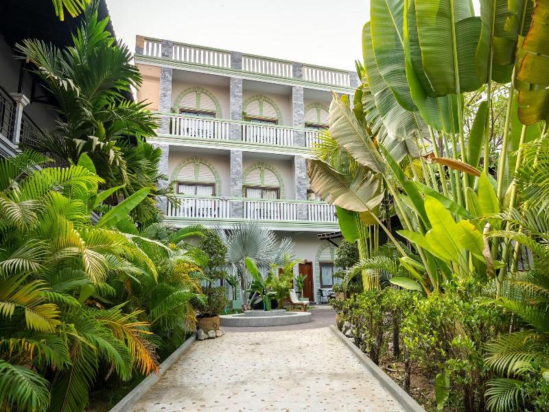 Reveal Courtyard In Reveal Angkor image