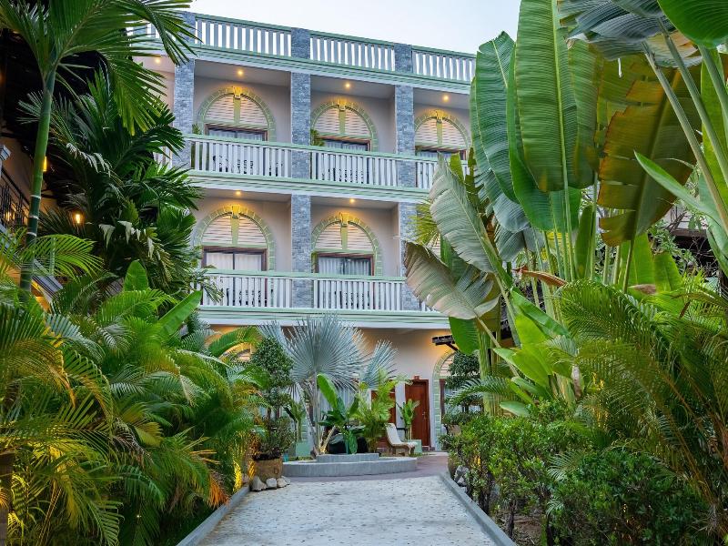Reveal Courtyard In Reveal Angkor image