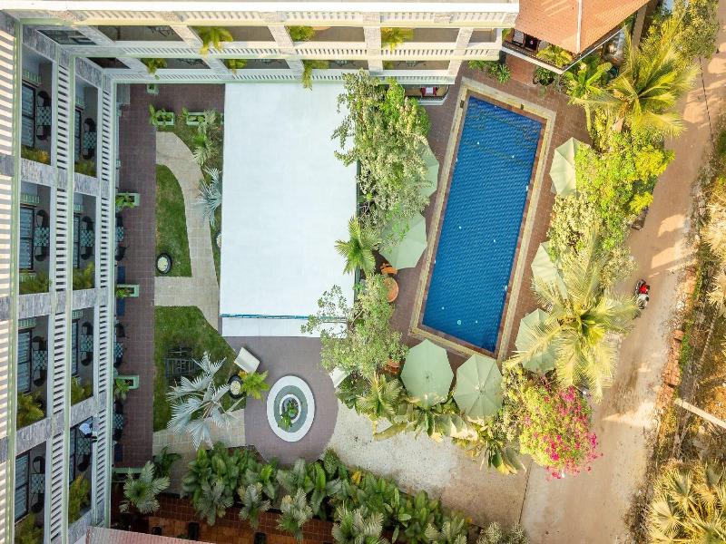 Reveal Courtyard In Reveal Angkor image