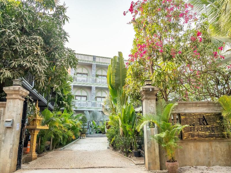 Reveal Courtyard In Reveal Angkor image