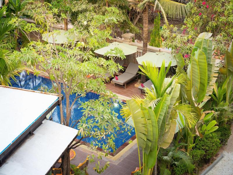 Reveal Courtyard In Reveal Angkor image