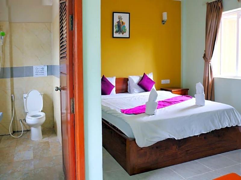 Neakru Guesthouse And Restaurant image