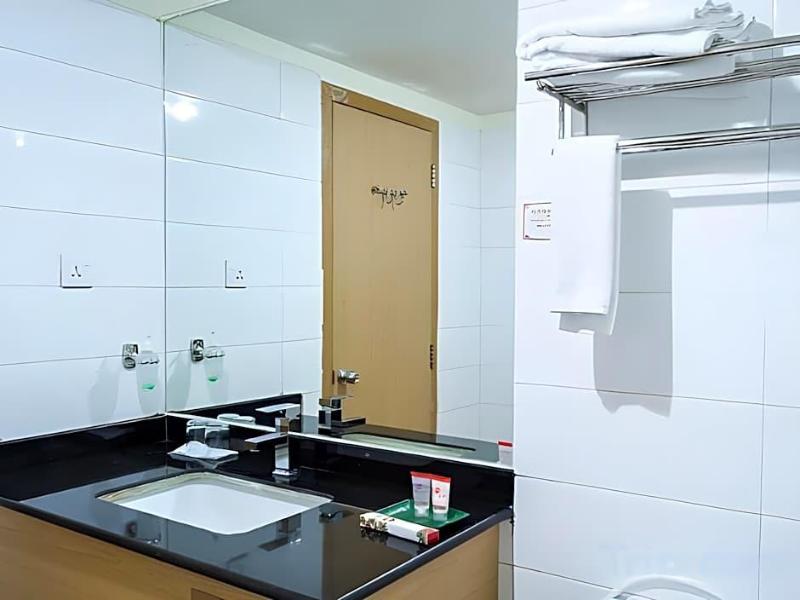 OYO 666 D' Grande Hotel Batam image