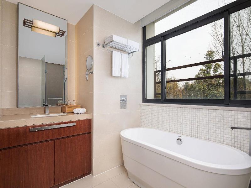 Courtyard By Marriott Wuxi Lihu Lake image
