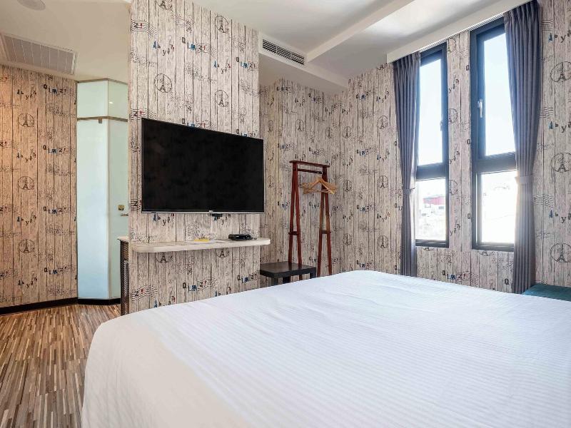 CHECK inn Taichung Ziyou image