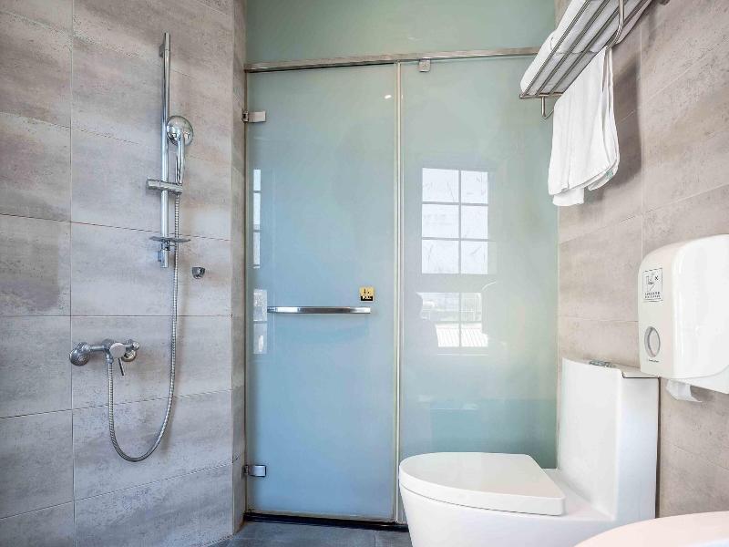 CHECK inn Taichung Ziyou image