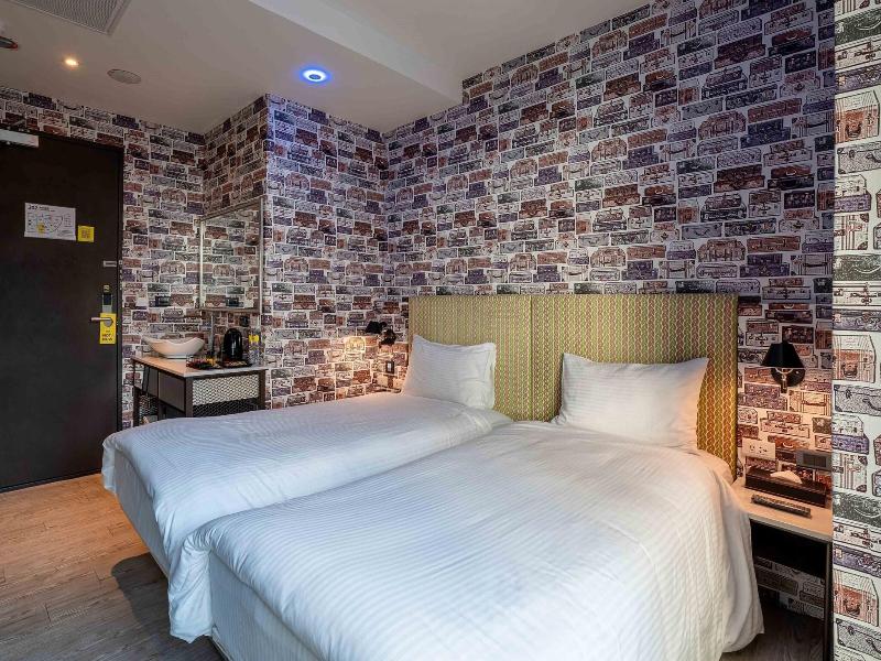 CHECK inn Taichung Ziyou image