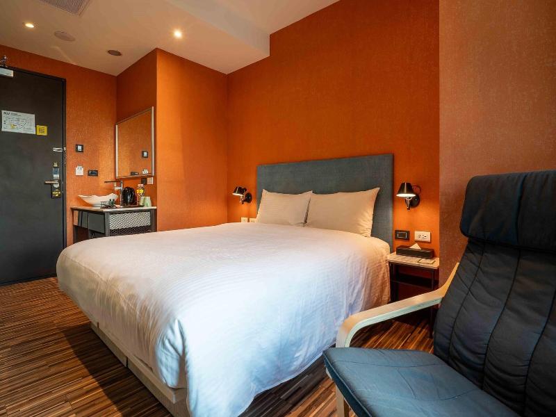CHECK inn Taichung Ziyou image