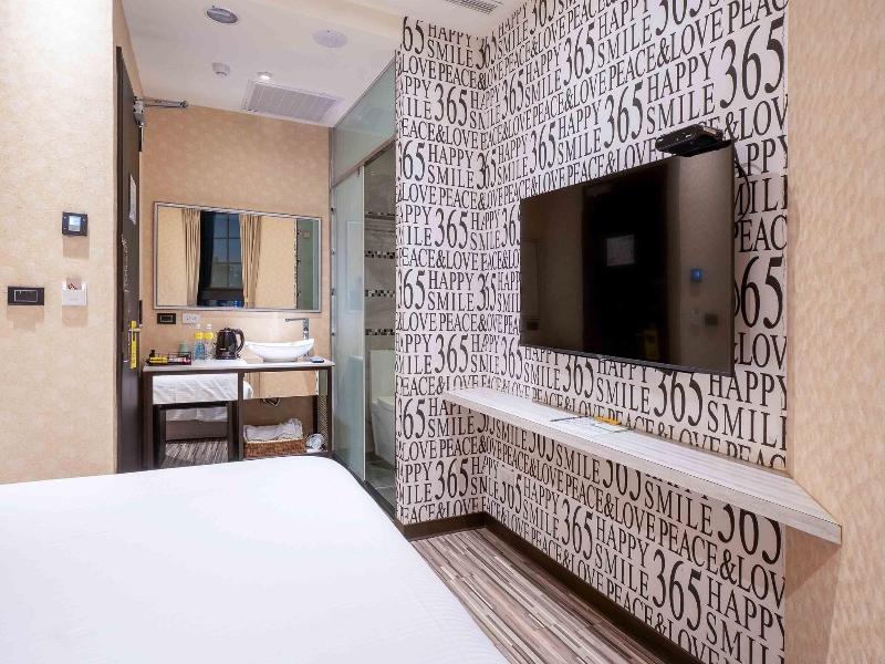 CHECK inn Taichung Ziyou image