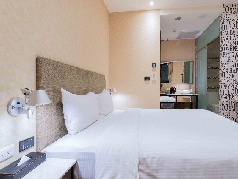 CHECK inn Taichung Ziyou image