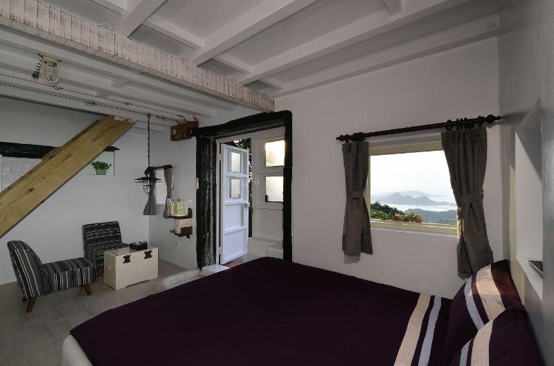 Sunnyroom image