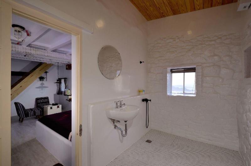Sunnyroom image