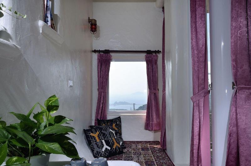 Sunnyroom image