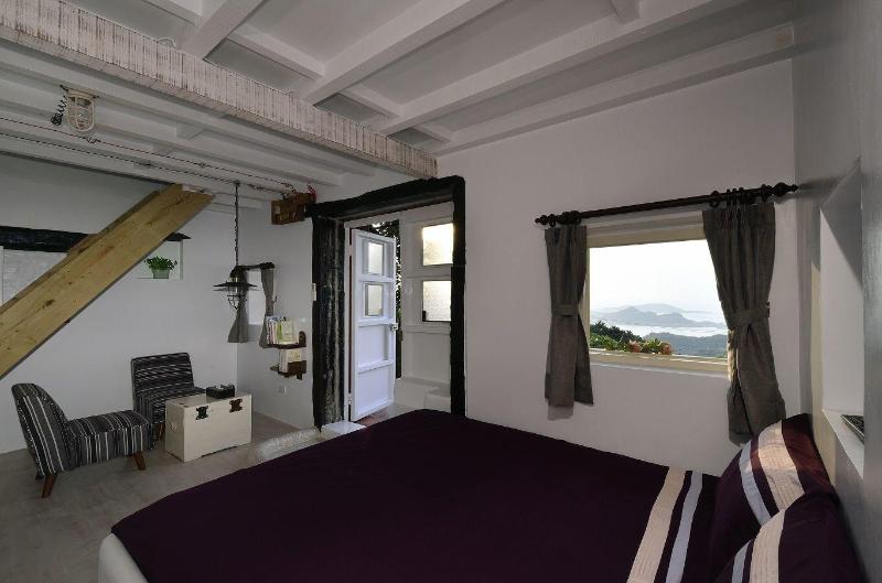 Sunnyroom image