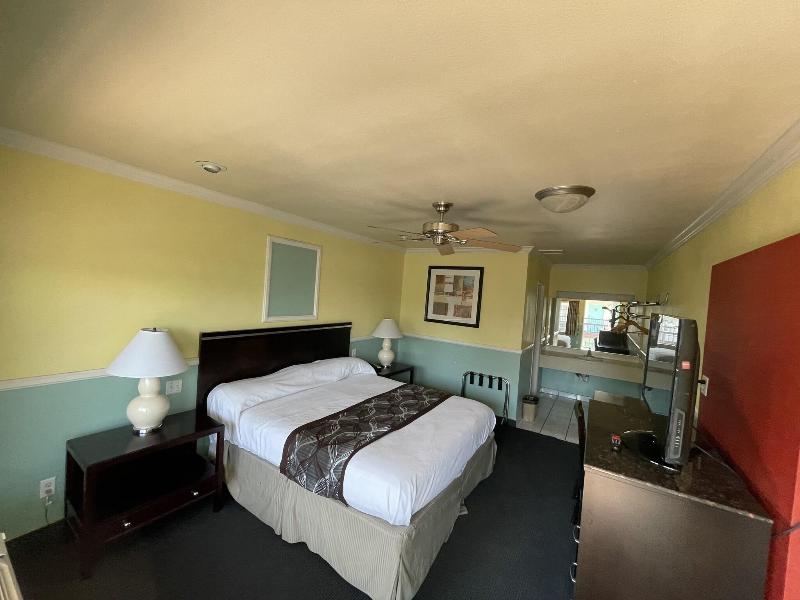 Hollywood Guest Inn image
