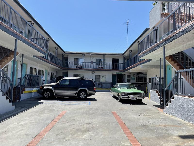 Hollywood Guest Inn image