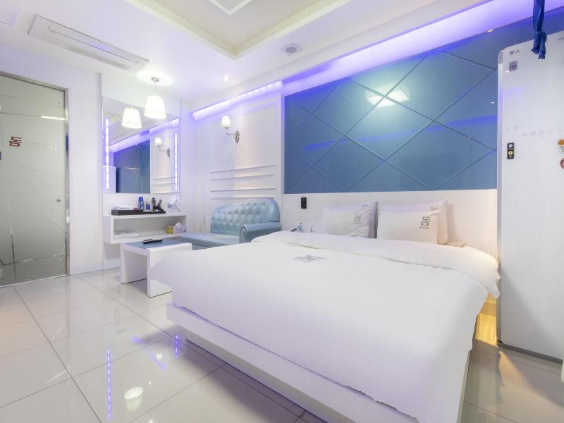 Dom Hotel image