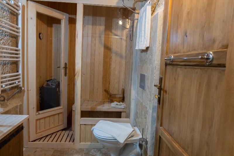 Grand Elite Cave Suites
