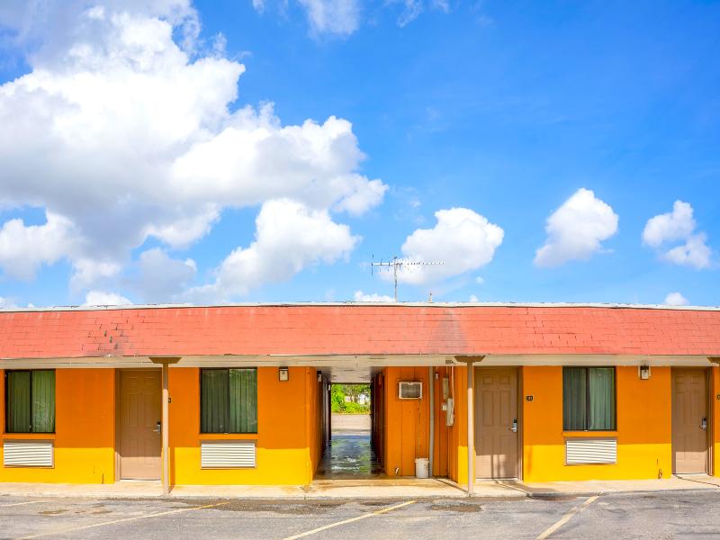 Budget Inn By OYO Edinburg Hwy 281 image