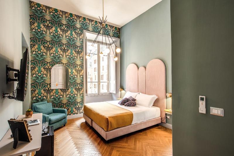 Glance In Rome image