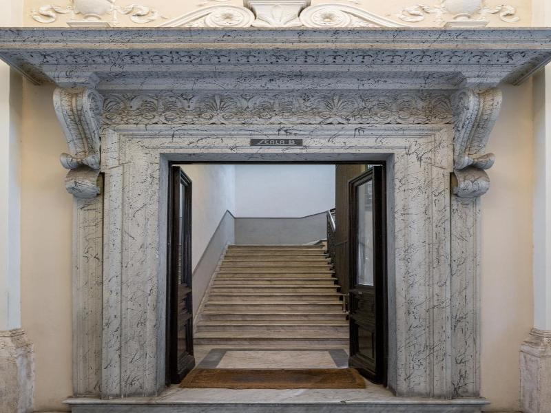Glance In Rome image