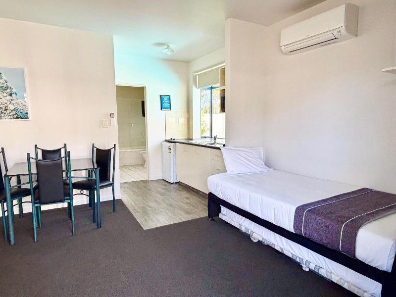 Phoenix Motor Inn image