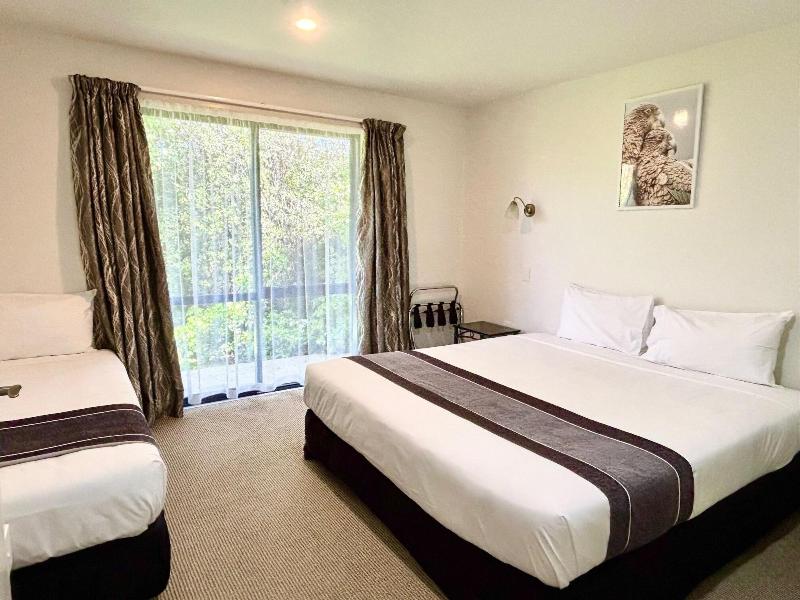 Phoenix Motor Inn image