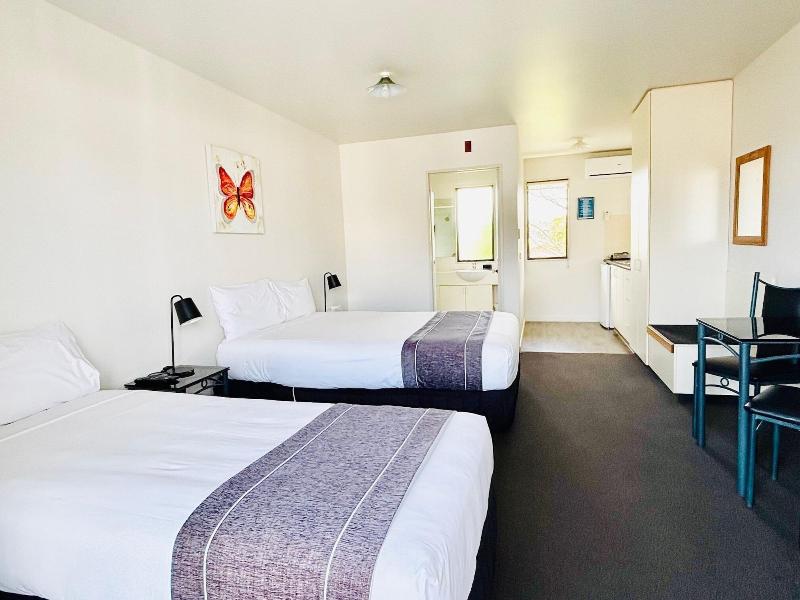Phoenix Motor Inn image