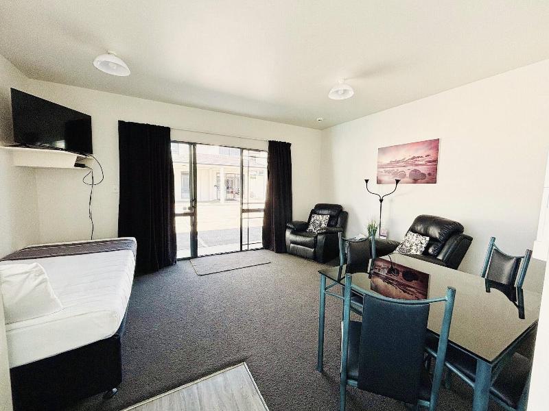 Phoenix Motor Inn image