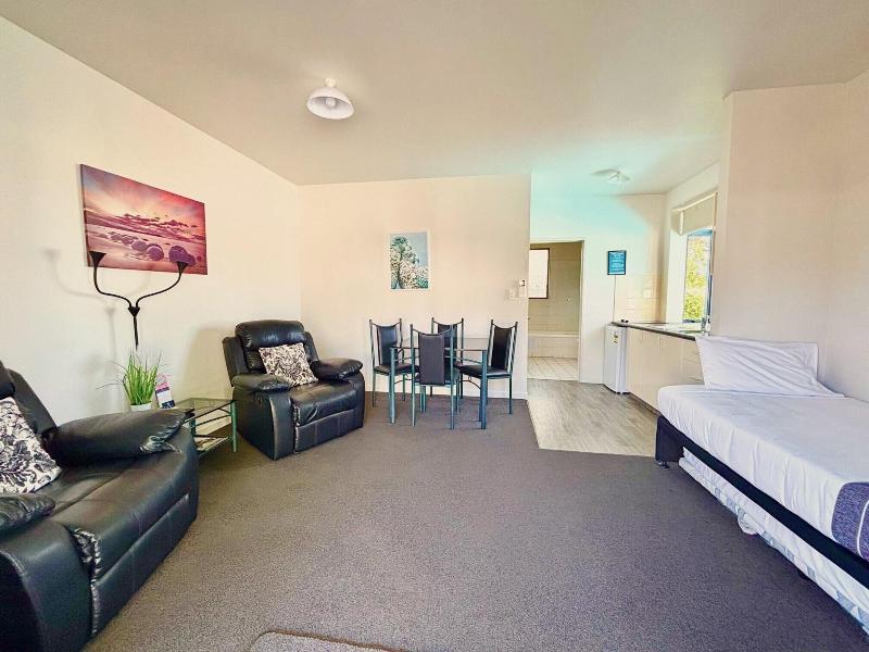 Phoenix Motor Inn image