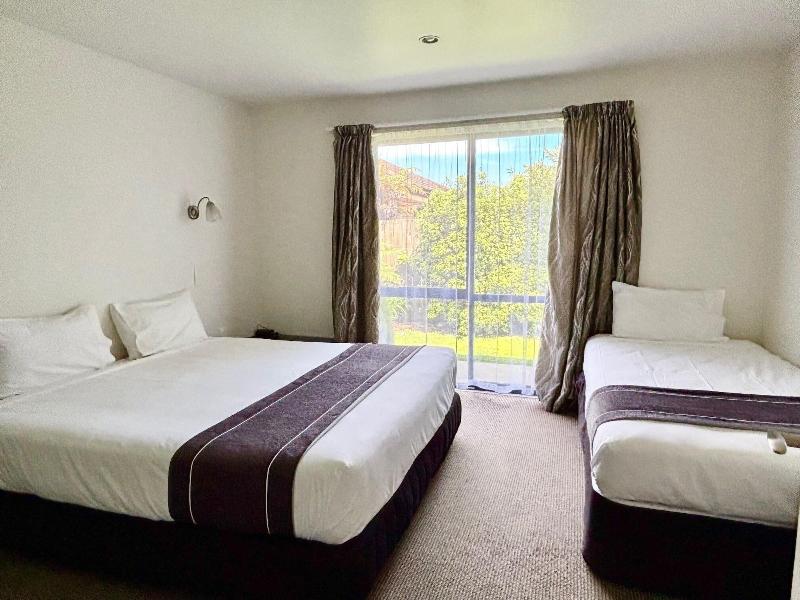 Phoenix Motor Inn image
