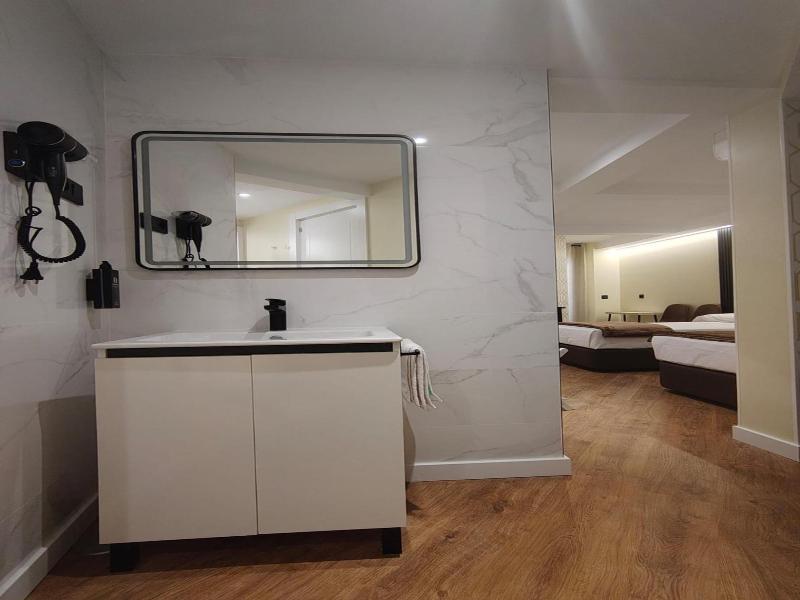 Hostal Jq Madrid 1 image