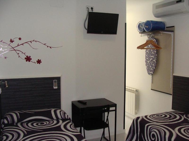Hostal Jq Madrid 1 image