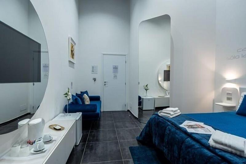 Skyhouse Chiaia image