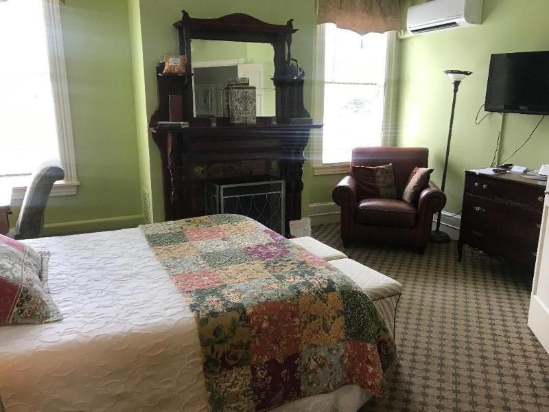 Vandiver Inn image