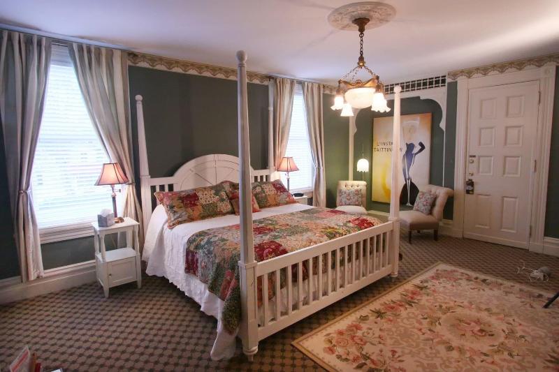 Vandiver Inn image