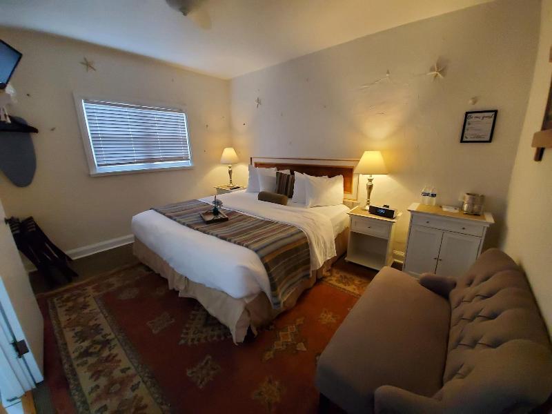 The Lakehouse Inn image