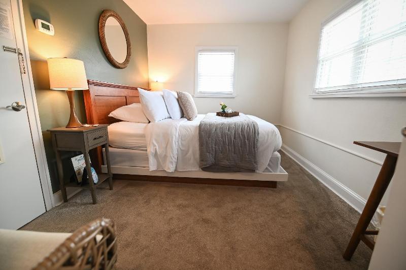 The Lakehouse Inn image