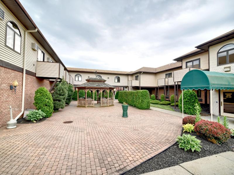 Roosevelt Inn And Suites Saratoga Springs image