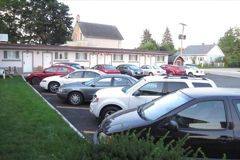 Canadiana Motel