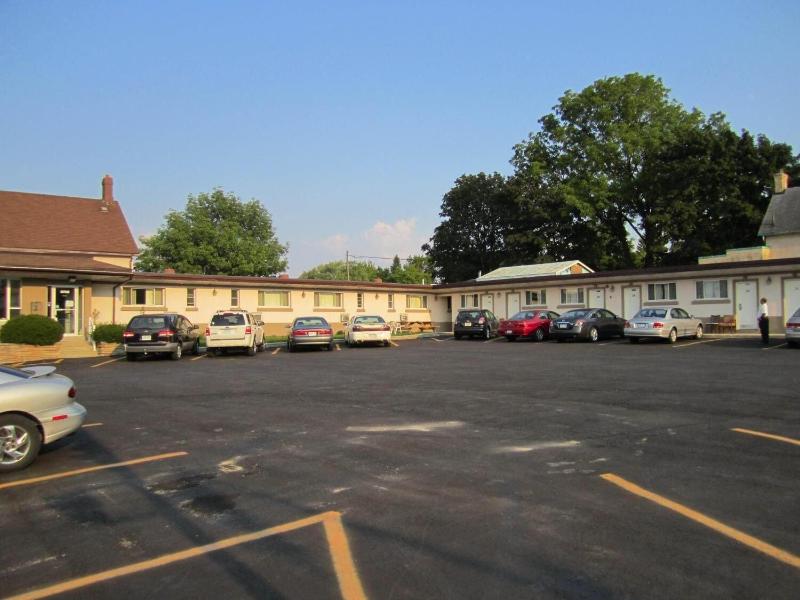 Canadiana Motel — general view