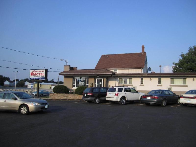 Canadiana Motel — general view