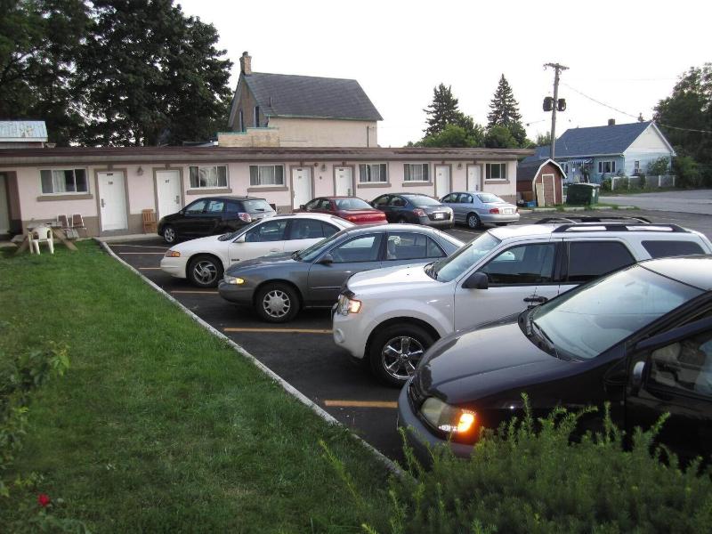 Canadiana Motel — general view